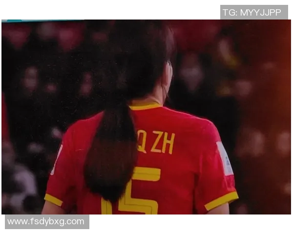 国足球迷泪洒赛场心碎瞬间展现中国足球的悲情与希望 国足球迷泪洒赛场心碎瞬间展现中国足球的悲情与希望